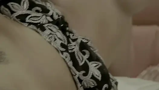 Renata Black, Güzel Iç Çamaşırı Ve Poposunda Kocaman Bir Penis.