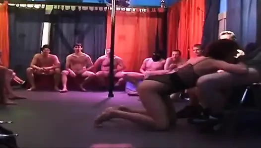Olgun esmer ıslak grup sekste birden fazla zonklayan yarağı yutuyor