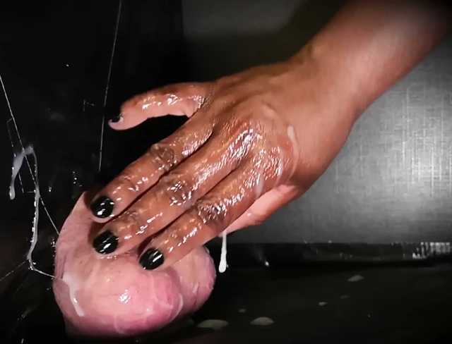 Yağlanmış Beyaz Sik Gloryhole El İşi Patlaması Kocaman Taşaklarla