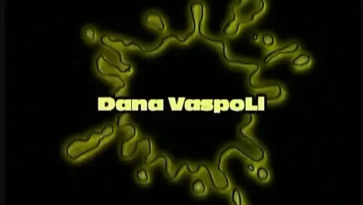 Olgun sarışın orta yaşlı seksi kadın açık havada altın akışla cama boşalıyor