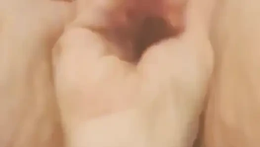 Kocası klitorisini ovalarken karısının göt deliğini parmaklıyor