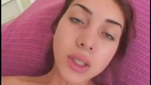 Çekici bronzlaşmış genç kız kanepede sikiliyor ve dölleniyor