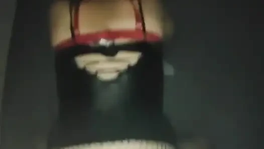 Karımı kanepede yabancıyla sikiyorum