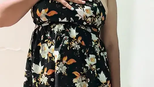 Ateşli desi tombul orta yaşlı seksi kadın büyük göğüslerini soyunuyor
