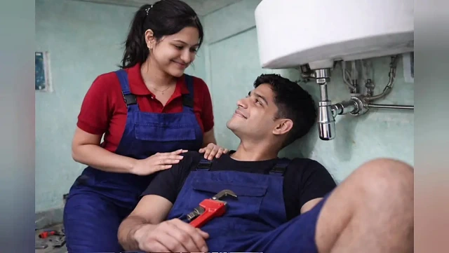 İkimiz de tamircilik yapıyorduk, patronun tepesindeydim ve sırtım çok ağrıyordu, efendim, şimdi çok daha iyi hissettiriyor.