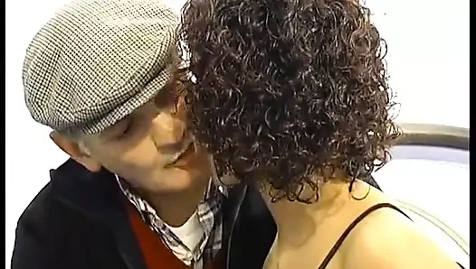 Papi Sabrina'ya günün fethini sunar.