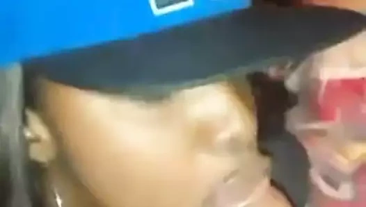 Utangaç zenci kız büyük zenci emiyor