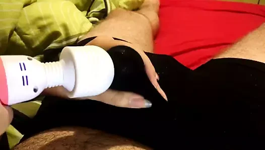 Sihirli değneğimle iç çamaşırlarıyla geldi, seğirerek orgazm oldu, boxerından aşağı boşalıyor