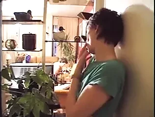 La maman et la fille profitent de la lecon de maths