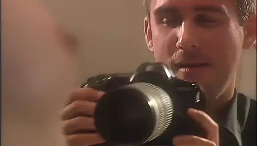 Tutkulu Anna onu rahatlatmak için patronunu emiyor