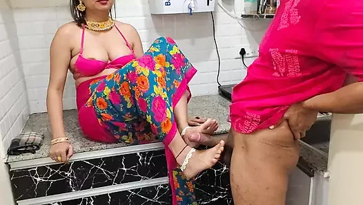 Üvey oğul üvey annesine kadın prezervatifi öğreticisini ve amına boşalmasını ve ateşli boşalmasını istiyor