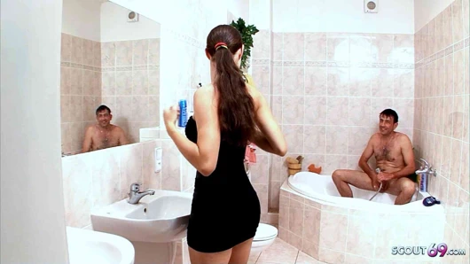 Kıllı amcıklı utangaç Alman bakire genç kız üvey annesinin arkadaşı tarafından sikiliyor