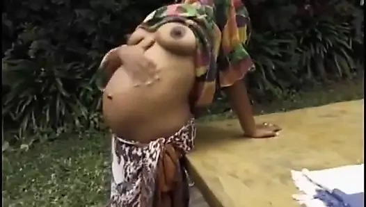 Koyu saçlı hamile piliç bahçede ateşli yarak emiyor ve sikişiyor