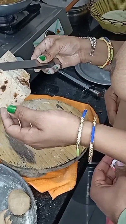 Roti yaparken sertçe vurdu, iki işi aynı anda yaptı | Klip 1