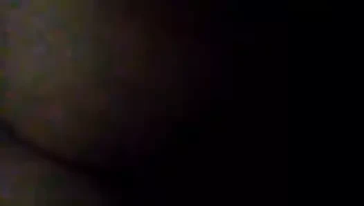 Kaltak göğüsleriyle oynuyor. onun kiki takpd.