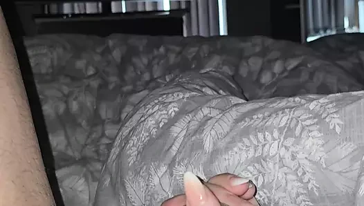 Üvey anne üvey oğluna prezervatifsiz elle muamele çekiyor