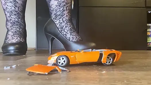 Ezilmiş rüyalar: dev götlü bella blast ve turuncu spor araba