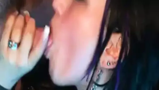 Kızım her zaman parti yapmak istiyor