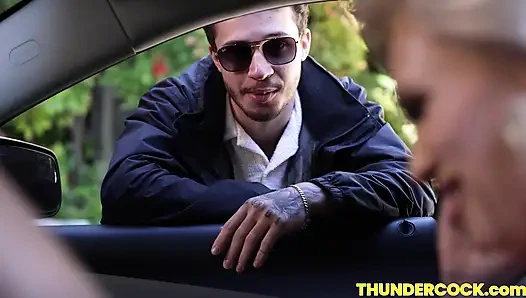 Orta yaşlı seksi kadın charli phoenix sıkı ıslak amına büyük bir yarak alıyor