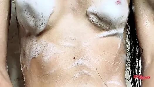 Banyoda ıslak kız öğrenci