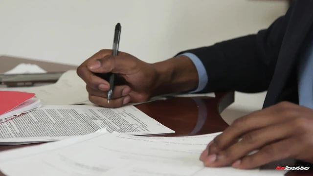 Alexis Tae üvey babasının büyük siyah yarağını emiyor ve sikiyor