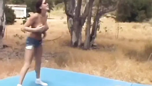 Seksi Fransız kızlar açık havada ateşli lezbiyen eylemi yapıyor