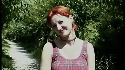 Kızıl saçlı orta yaşlı seksi kadın ilk kez kamerada