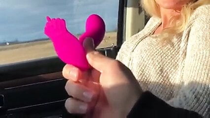 Seks bağımlısı milf hedef ve boşalan için uzaktan vibratör giyer