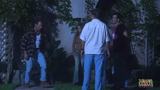 Büyük memeli sürtük klasik bir araba için kesilmiş amından vazgeçiyor