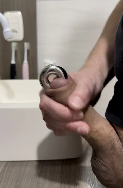 Pirsingli yarak boşalıyor