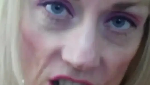 Melanie kocasına oyununu izletiyor