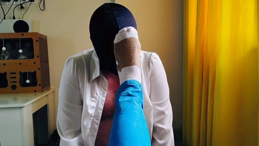 Bir köle bana çorapla ayak masajı yapıyor ve sıkı bacaklarımı kokluyor. Çorap fetişi, ayak ibadeti. POV.