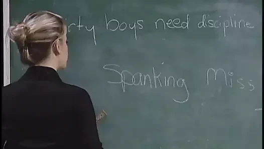 Öğrenci büyük göğüslü sarışın ile ders dışı sikme için okuldan sonra kalır