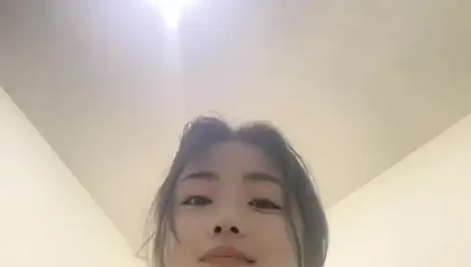 Genç üvey anne o kadar azgın ki kendi göğüslerini sıkıyor