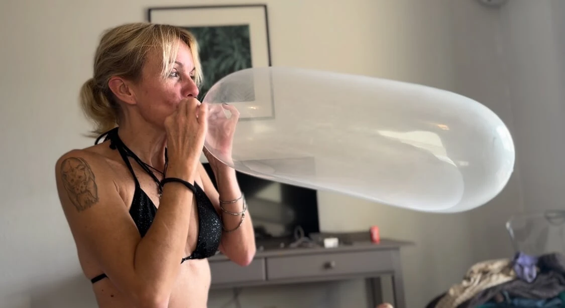 MAKING OFF : HOT WIFE PUFFING A CONDOM TRYING TO EXPLOIT IT - WILDSPAINCOUPLE