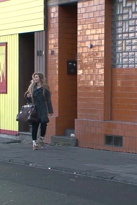 Denemek istiyor ve azgın amına ve göt deliğine sokuyor