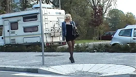 Seksi siyah çoraplı nefes kesen sarışın orta yaşlı seksi kadın sert sikiliyor