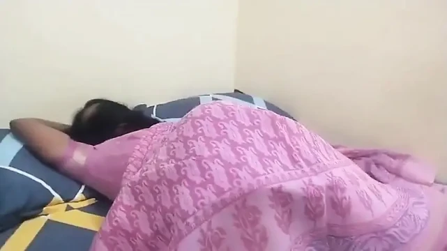 Tamil evli kadın su ile seks yapıyor