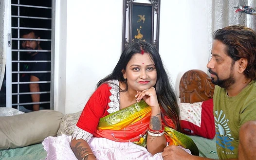 Hintli kadın evde yalnızken iki yerel hintli tam filmiyle (Hintçe ses) sert sikişiyor