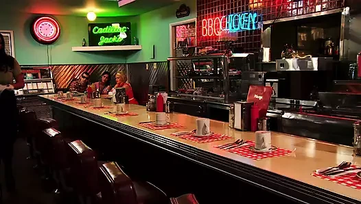 Gemma Massey, Isis Love ve Krissy Lynn tam akşam yemeğinde aşçıyı sikiyor