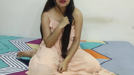 Hintli genç kız komşuyla sert seks hayal ediyor ve yarak oyuncağı ve amcık oyunu emiyor