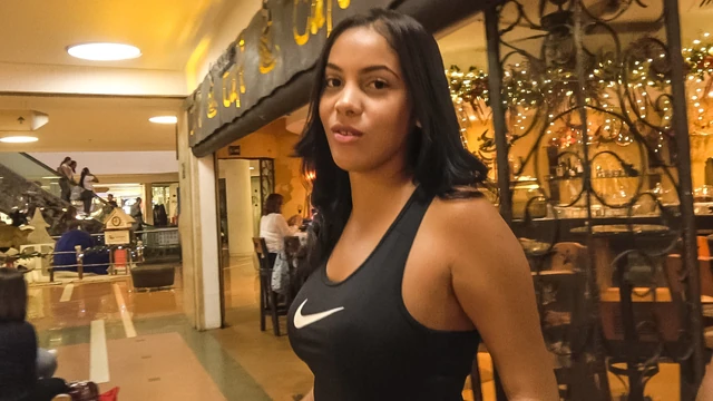 Первый анал милой крошки-латины Cinnamon с членом-туристом