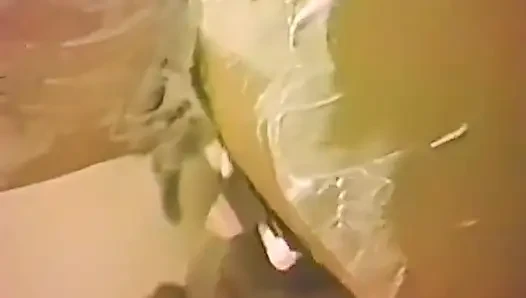 Amatör ev hanımı küvette kendini bağlıyor
