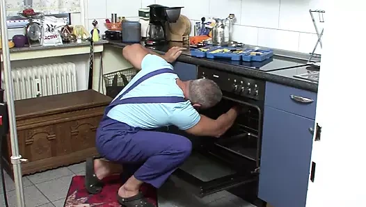 Komşunun seksi Alman sarışın sürtüğü sikmek her zaman cinsel olarak tatmin olmayı taahhüt etmek için harika bir misyondur