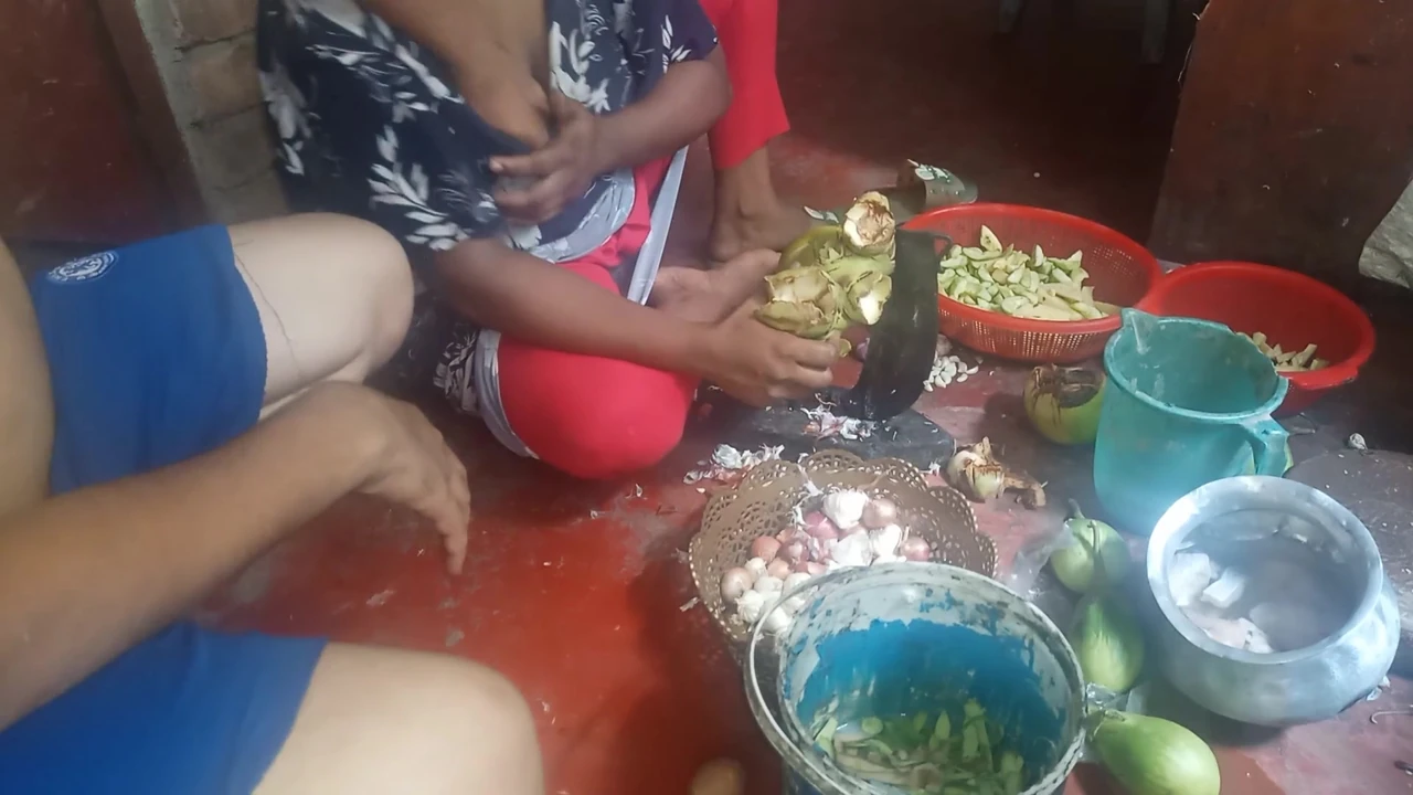 देसी भाभी सोबजी बॉयफ्रेंड के साथ काट रही है