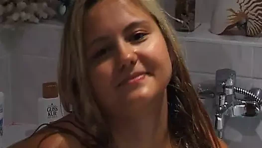 Büyük memeli olgun kız, küvette tombul amını gösterir