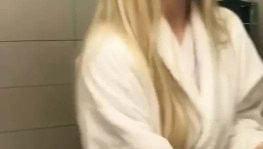 Elina Thorsell ve ateşli sarışın arkadaşı selfie çekiyor