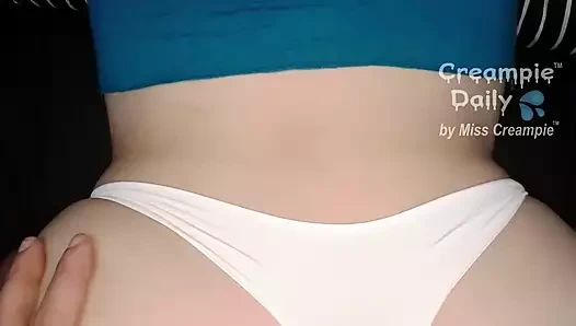 Tükürmek bazı jizz üzerinde ona göt ve içeride ona sıkı kedi