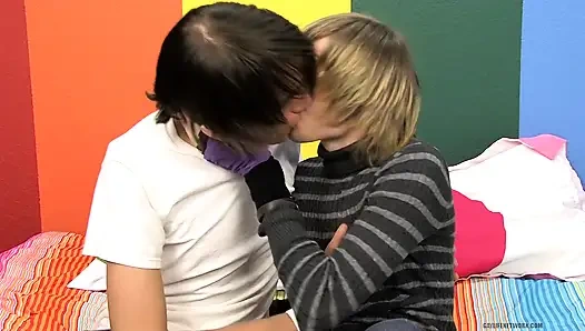 Gergin dövmeli twink her yere gidiyor