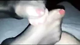 Siyah külotlu çorapla ayakla muamele